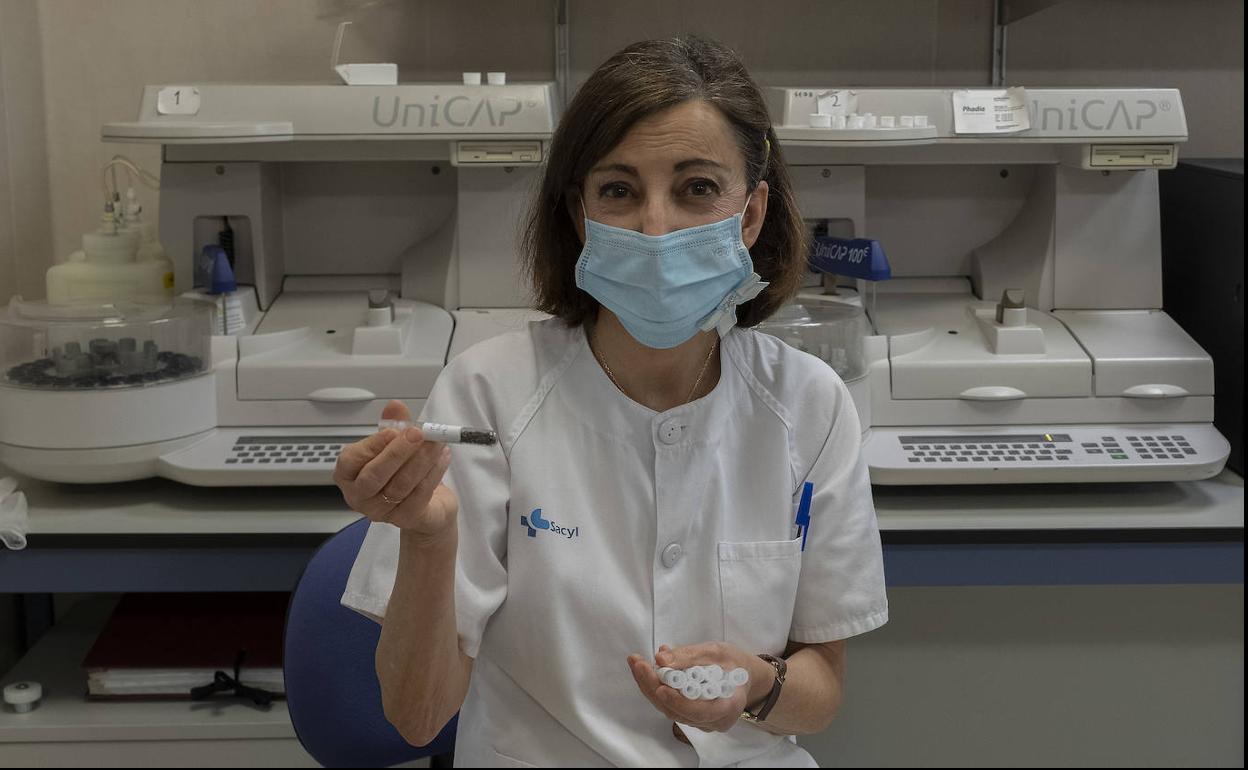 La doctora Alicia Armentia, jefa de Alergología delHospital RíoHortega de Valladolid, en el laboratorio. 