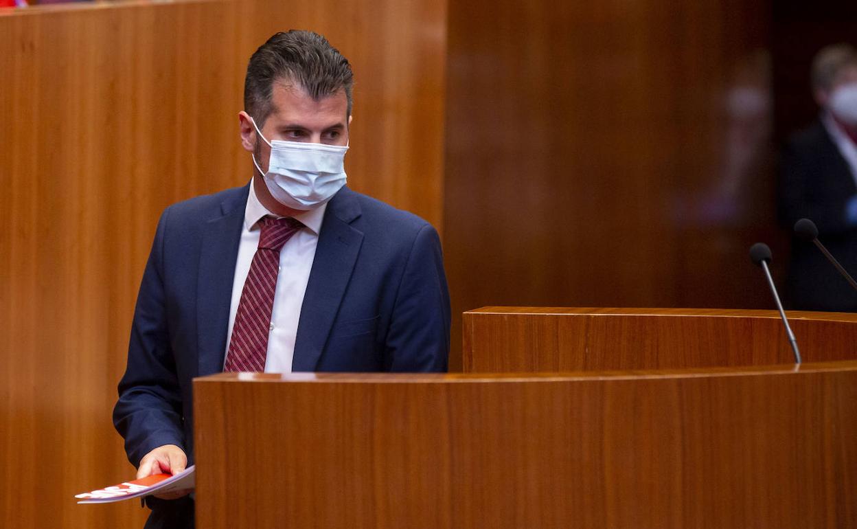 El secretario regional del Psoe, Luis Tudanca, ayer en las Cortes. 