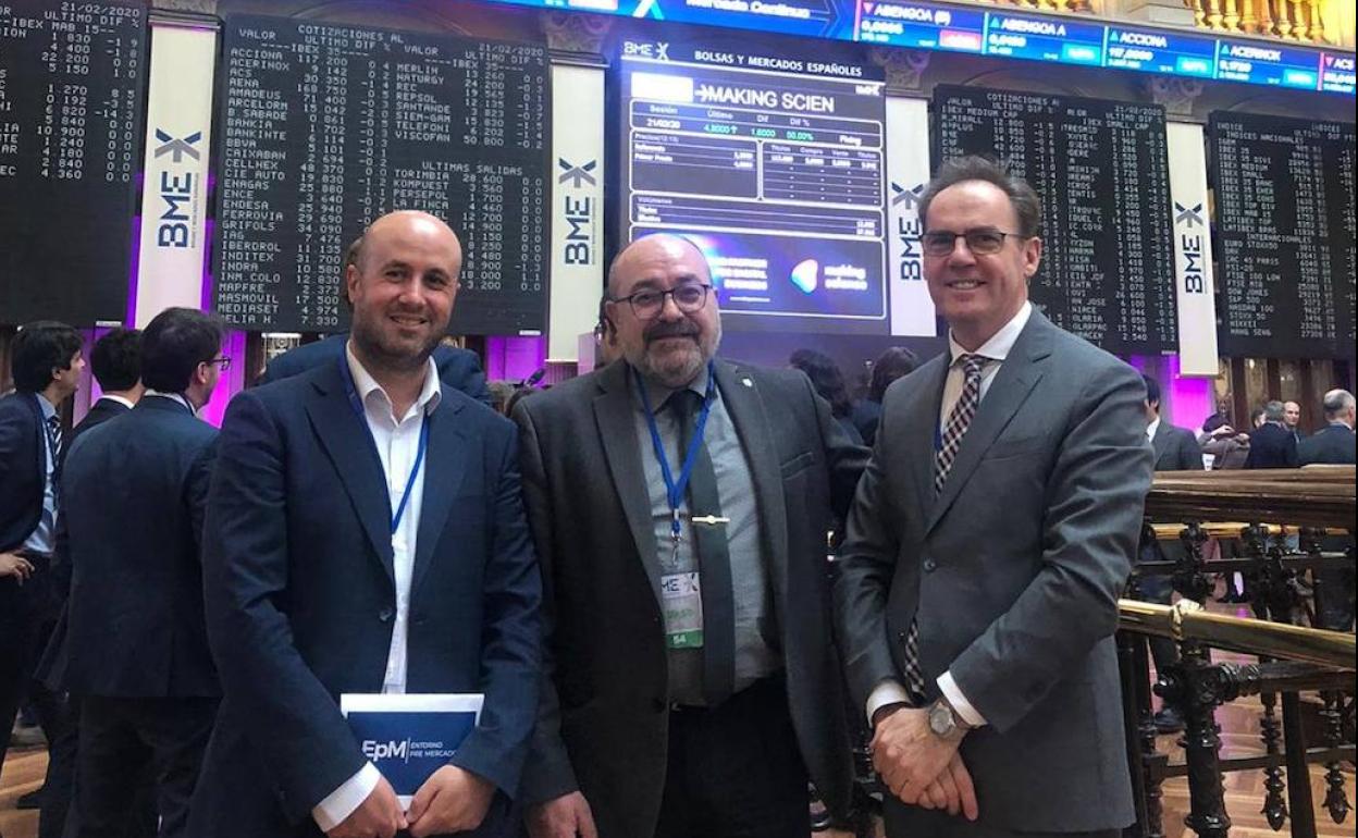 Representantes de la empresa Neurofix, en la Bolsa de Madrid. 