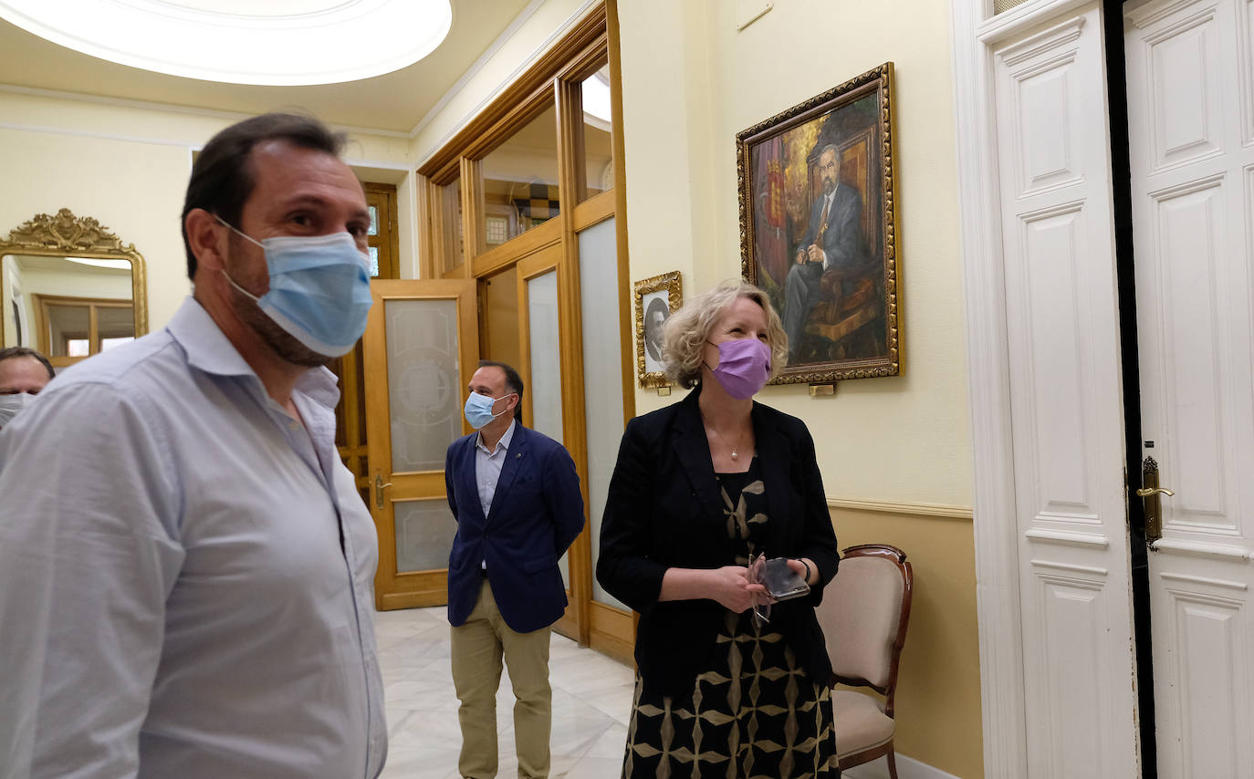 Sile Maguire, que firmó en el Libro de Honor del Ayuntamiento, observó los muros encontrados hasta el momento y recibió las explicaciones de los arqueólogos responsables sobre los avances de las investigaciones