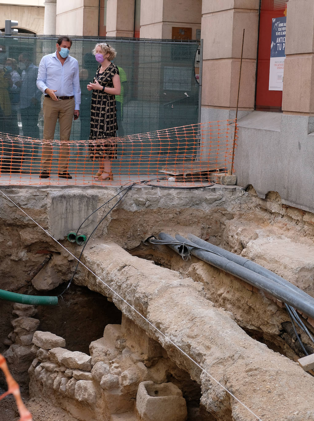 Sile Maguire, que firmó en el Libro de Honor del Ayuntamiento, observó los muros encontrados hasta el momento y recibió las explicaciones de los arqueólogos responsables sobre los avances de las investigaciones