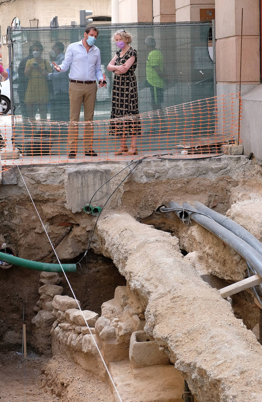 Sile Maguire, que firmó en el Libro de Honor del Ayuntamiento, observó los muros encontrados hasta el momento y recibió las explicaciones de los arqueólogos responsables sobre los avances de las investigaciones