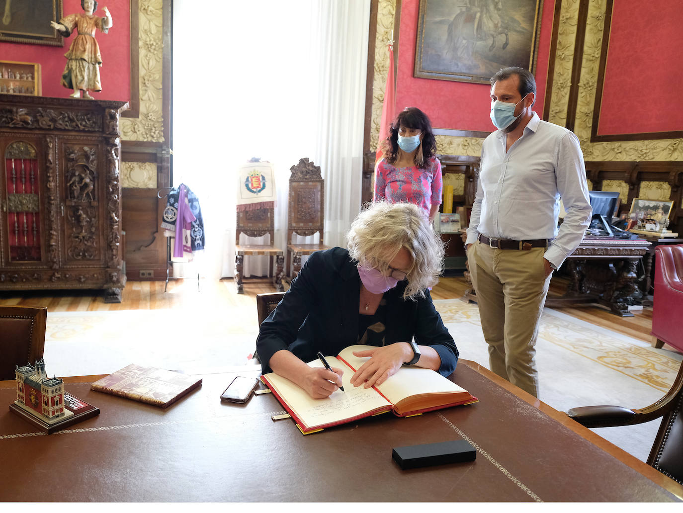 Sile Maguire, que firmó en el Libro de Honor del Ayuntamiento, observó los muros encontrados hasta el momento y recibió las explicaciones de los arqueólogos responsables sobre los avances de las investigaciones