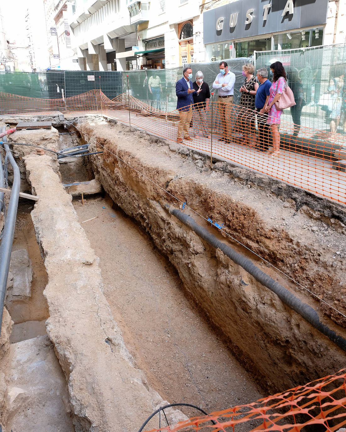 Sile Maguire, que firmó en el Libro de Honor del Ayuntamiento, observó los muros encontrados hasta el momento y recibió las explicaciones de los arqueólogos responsables sobre los avances de las investigaciones