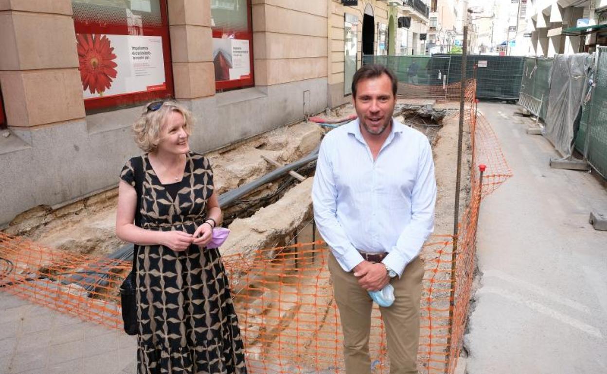 Síle Maguire y Óscar Puente, en el lugar de la excavación en la calle Constitución.