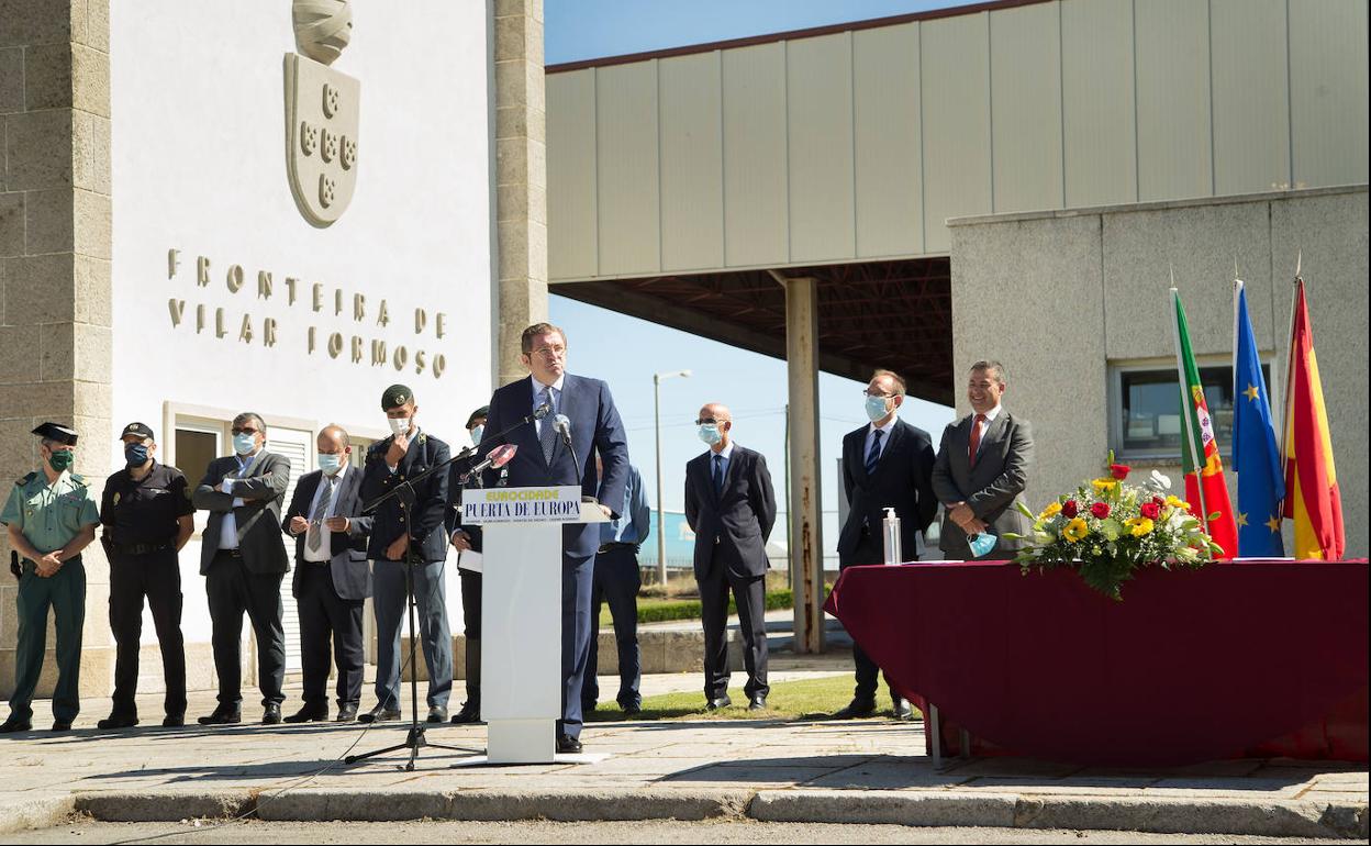 Los representantes de Ciudad Rodrigo, Fuentes de Oñoro, Almeida y Vilar Formoso durante la presentación de la Eurociudad. 