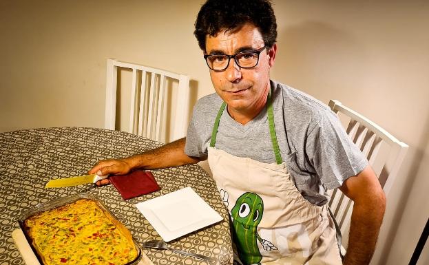 Alberto Brogeras, con su quiche de verduras listo para degustar