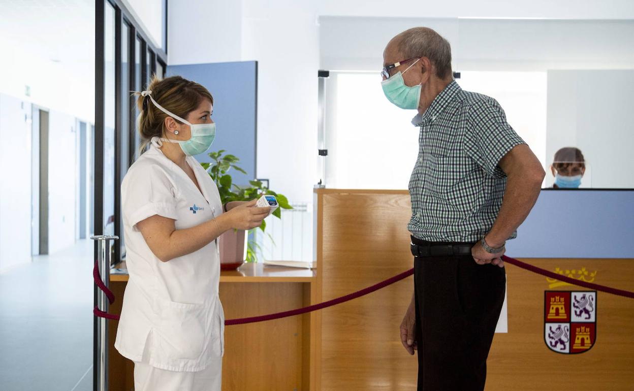 Una sanitaria y un paciente en un centro médico de Castilla y León. 