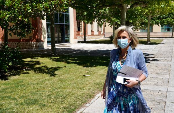 La consejera de Sanidad, Verónica Casado, mientras se dirige a dar una rueda de prensa. 