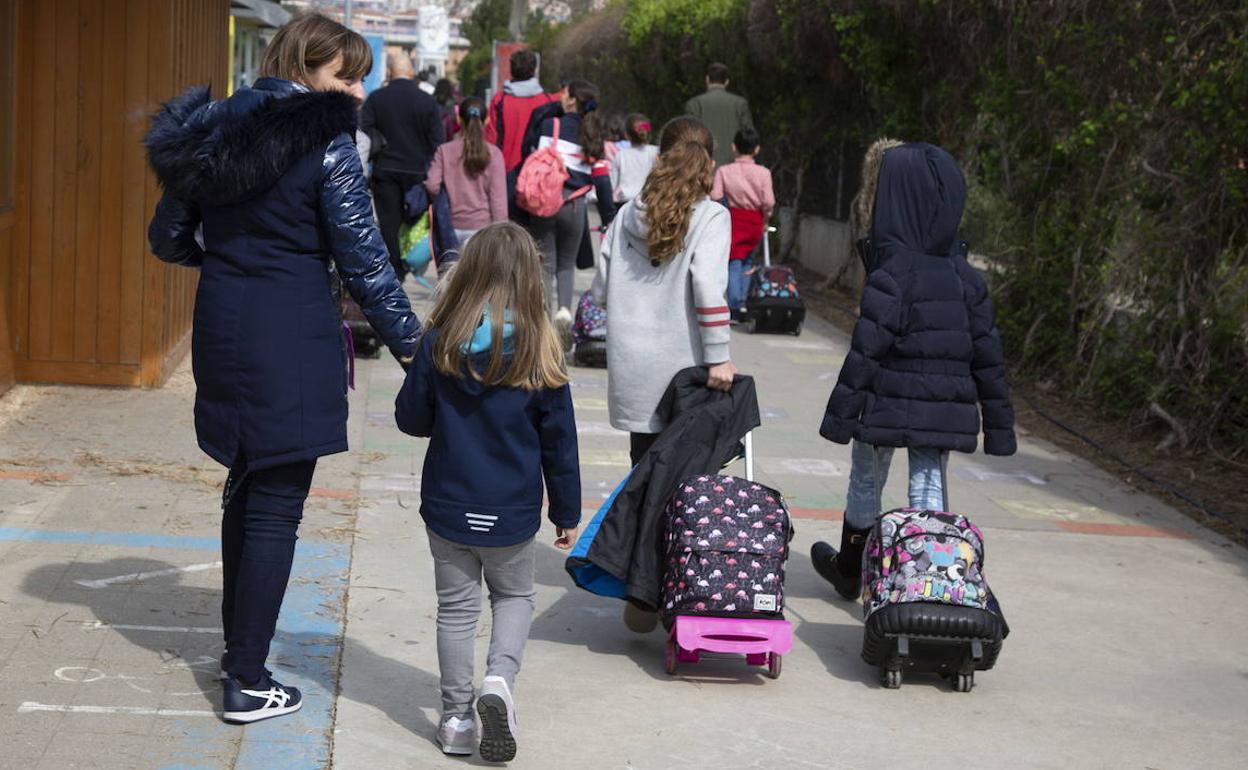 Alumnos de un colegio de Valladolid abandonan las clases antes de decretarse el estado de alarma.