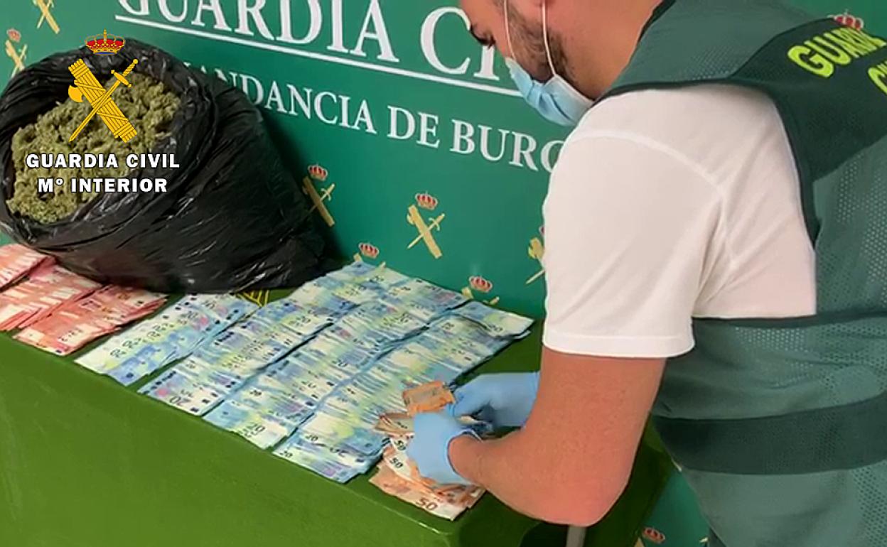 Se incautaron de la droga y de dinero en metálico.