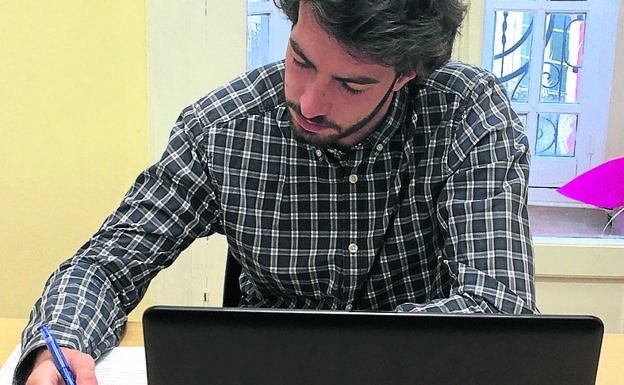 Un joven, con la plataforma de Queen's Gate School.