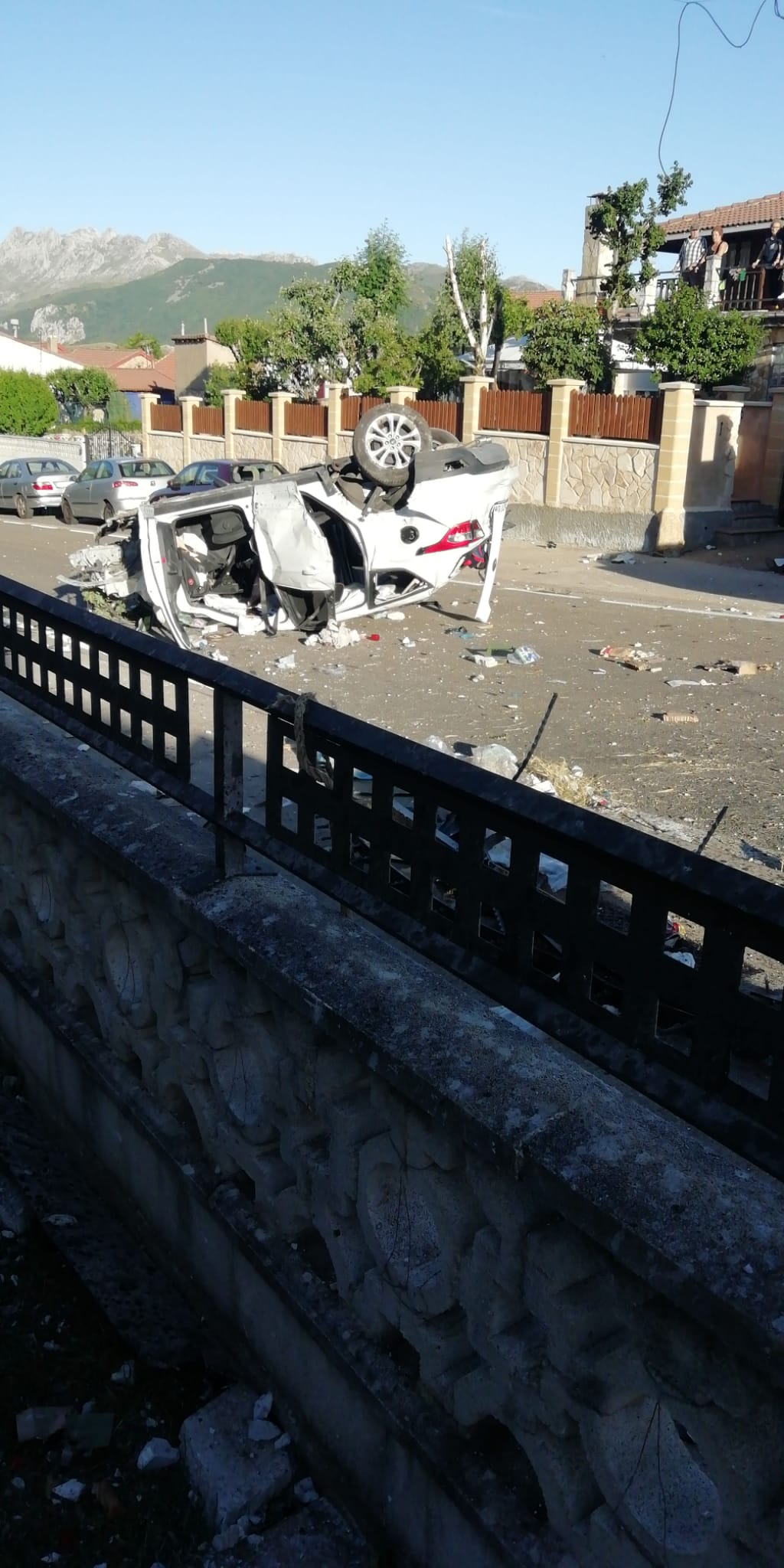 Un vehículo ha embestido varias viviendas en una urbanización de Cármenes y el conductor ha fallecido mientras la copilota ha sido evacuada grave.