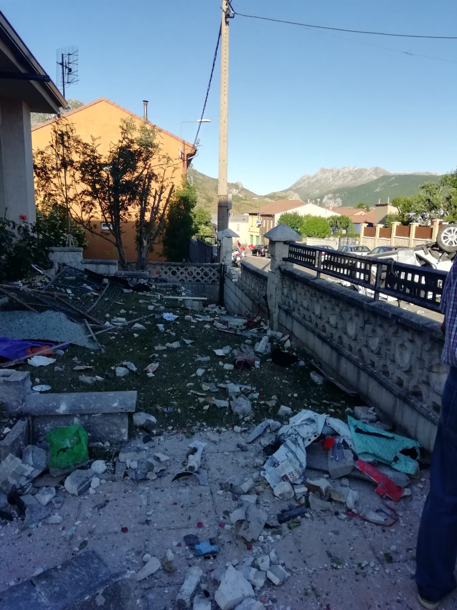 Un vehículo ha embestido varias viviendas en una urbanización de Cármenes y el conductor ha fallecido mientras la copilota ha sido evacuada grave.