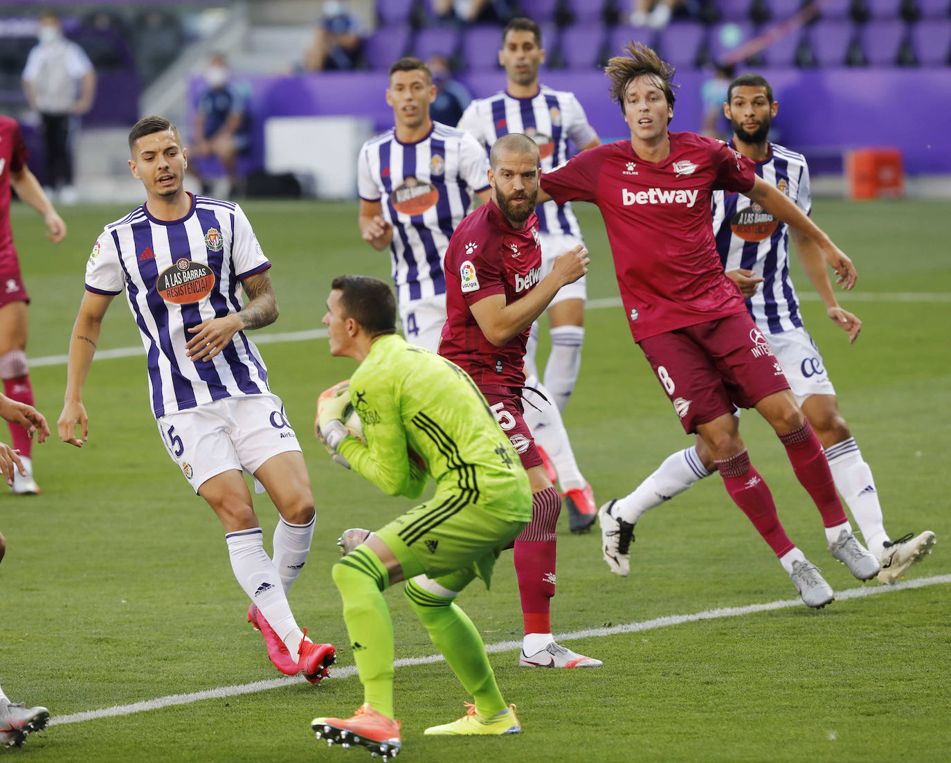 Un gol de Joaquín en los minutos finales deja al Real Valladolid, virtualmente, en Primera