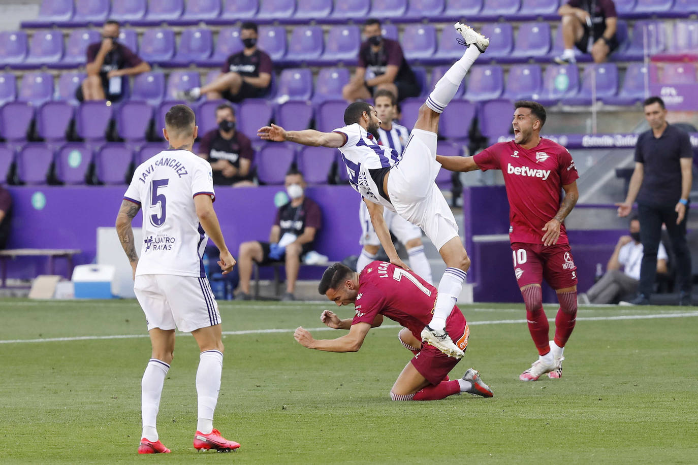 Un gol de Joaquín en los minutos finales deja al Real Valladolid, virtualmente, en Primera