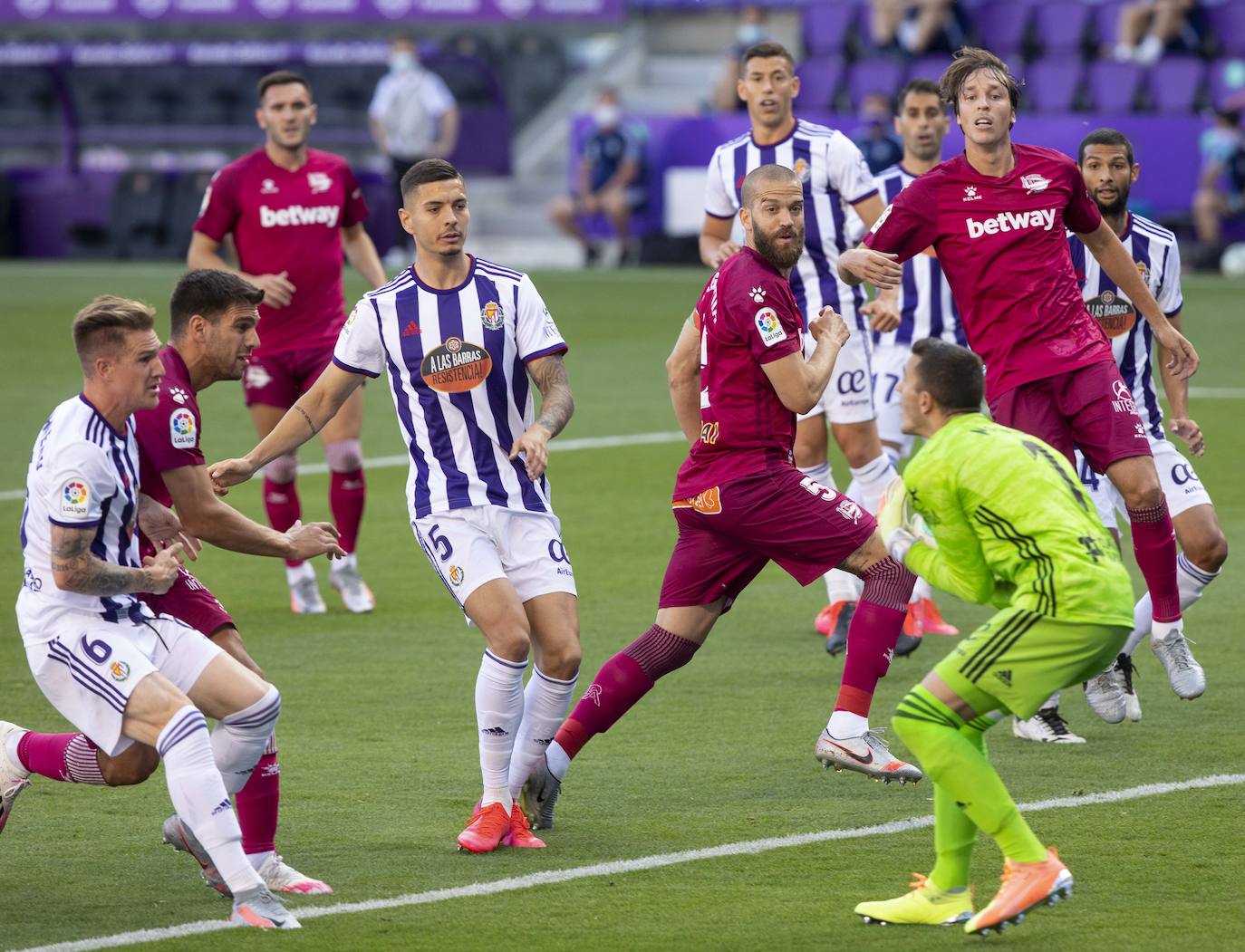 Un gol de Joaquín en los minutos finales deja al Real Valladolid, virtualmente, en Primera