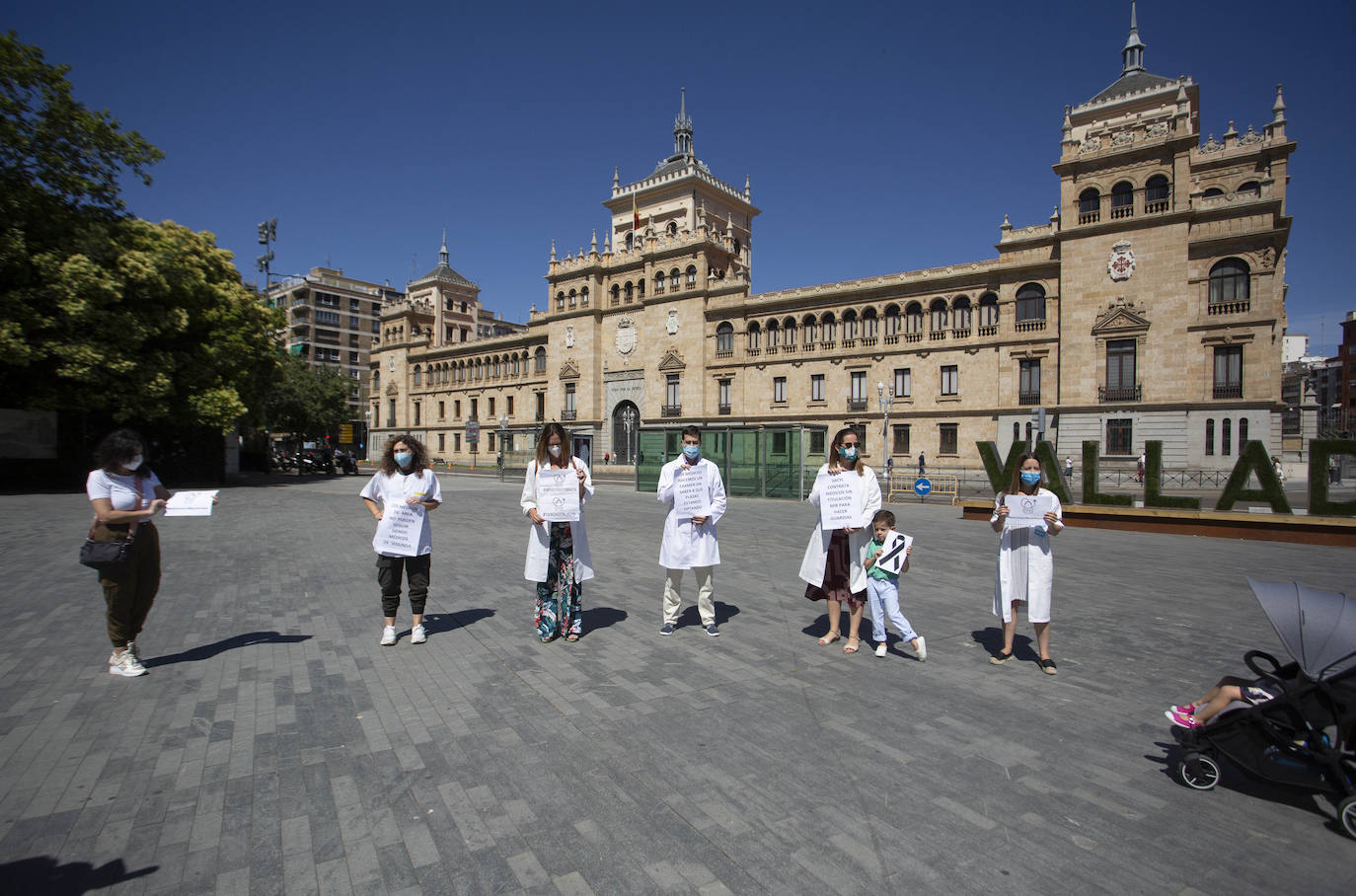 Una veintena de sanitarios responden a la convocatoria nacional de la asociación Médicos Unidos por sus Derechos