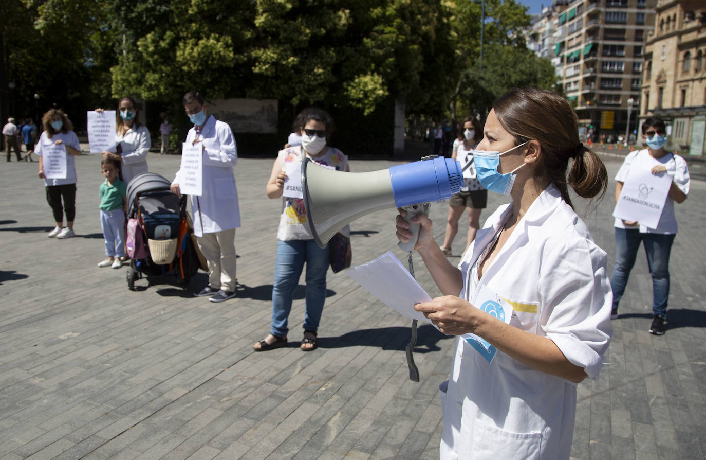 Una veintena de sanitarios responden a la convocatoria nacional de la asociación Médicos Unidos por sus Derechos