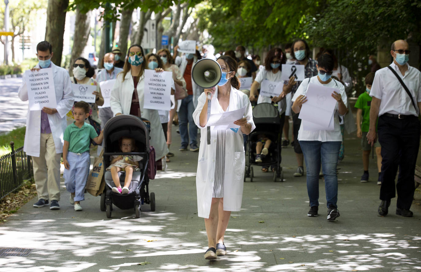 Una veintena de sanitarios responden a la convocatoria nacional de la asociación Médicos Unidos por sus Derechos