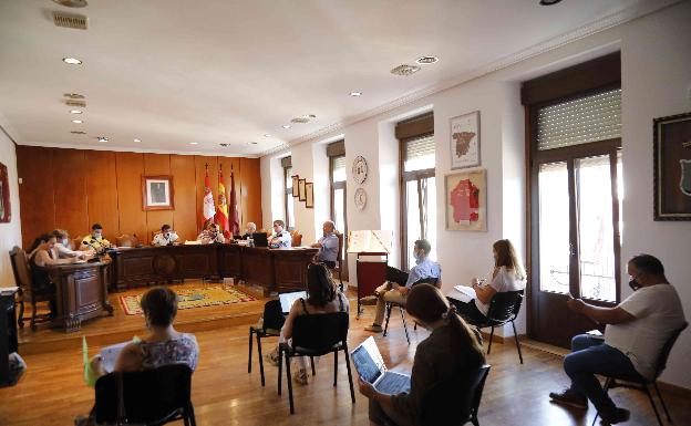 Disposición de los concejales en la sala de plenos, también en el lugar del público, para mantener la distancia social 