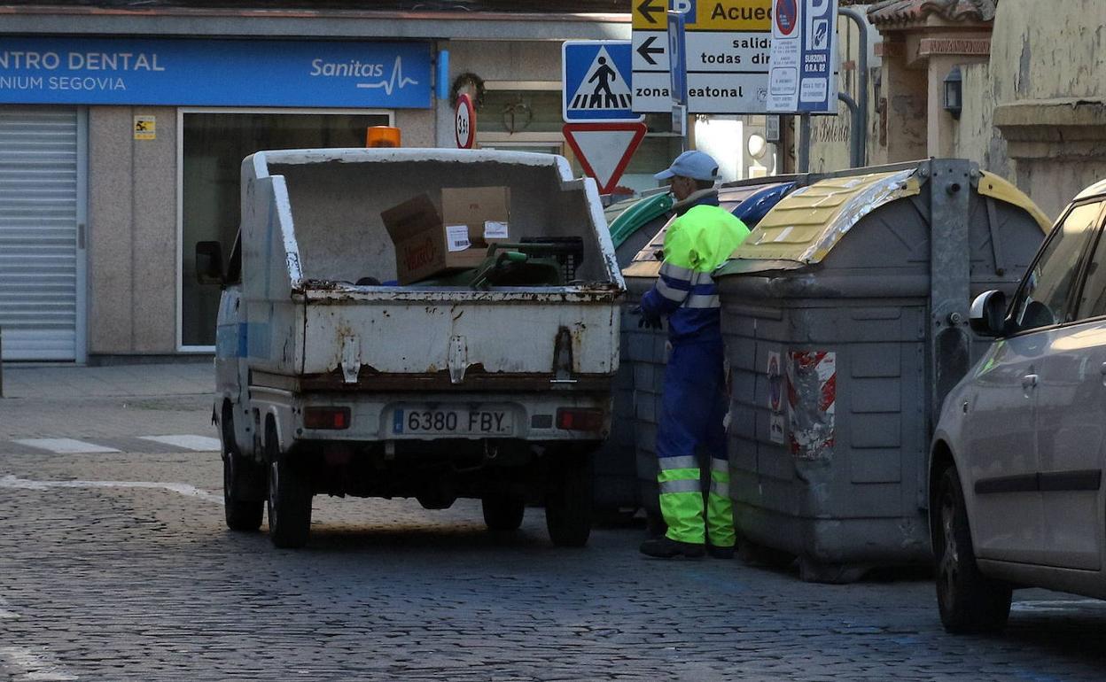 Un trabajador del servicio de limpieza viaria. 