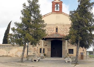 Imagen secundaria 1 - Ermita del Santo Cristo de la Peña y la torre del Ayuntamiento y reloj. .