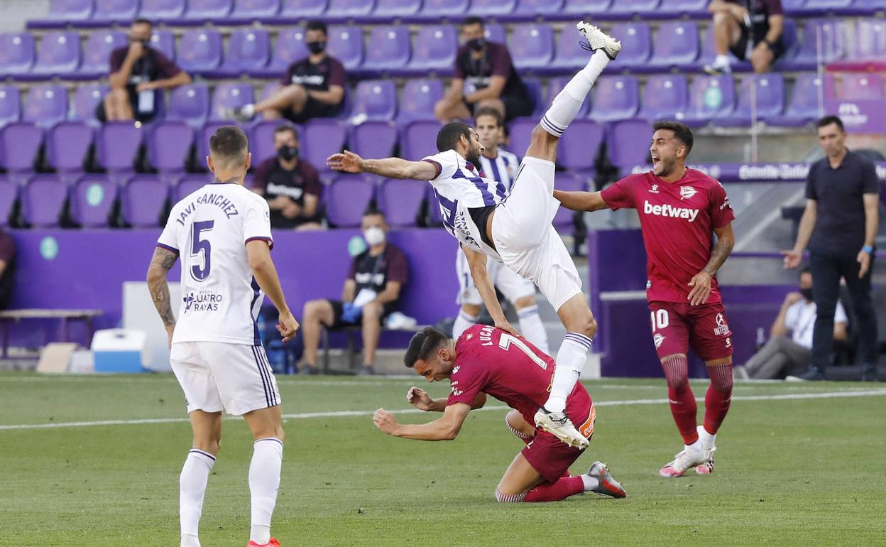 Joaquin despeja un balón de forma acrobática ante la oposición de Lucas Pérez. 