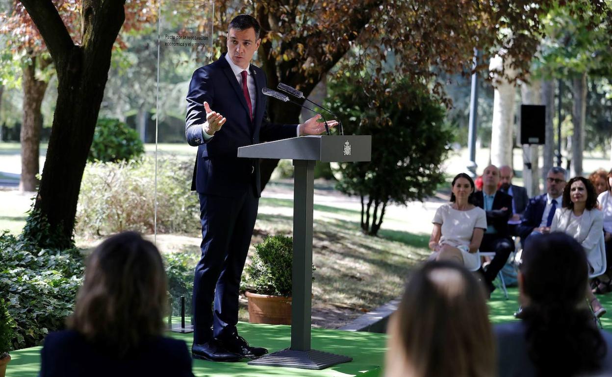 El presidente del Gobierno, Pedro Sánchez durante la rueda de prensa tras la firma del Acuerdo por la reactivación económica y el empleo en el palacio de la Moncloa.