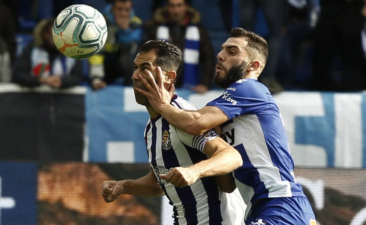 Moyano recibe una bofetada de Duarte en el partido de ida, similar a la que recibió el equipo en Mendizorroza