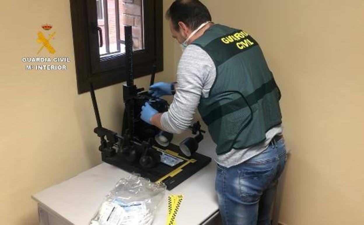 Un guardia civil inspecciona las mascarillas requisadas. 