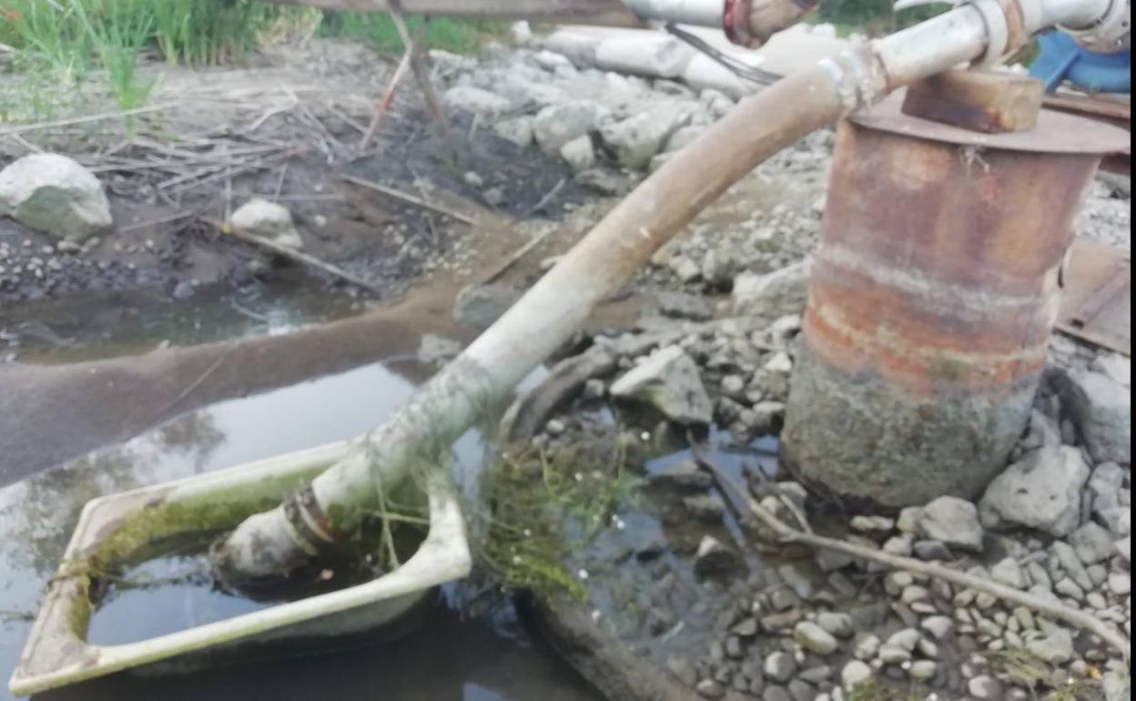 Toma de agua de un motor de riego ubicado en una zona del Adaja prácticamente seca.
