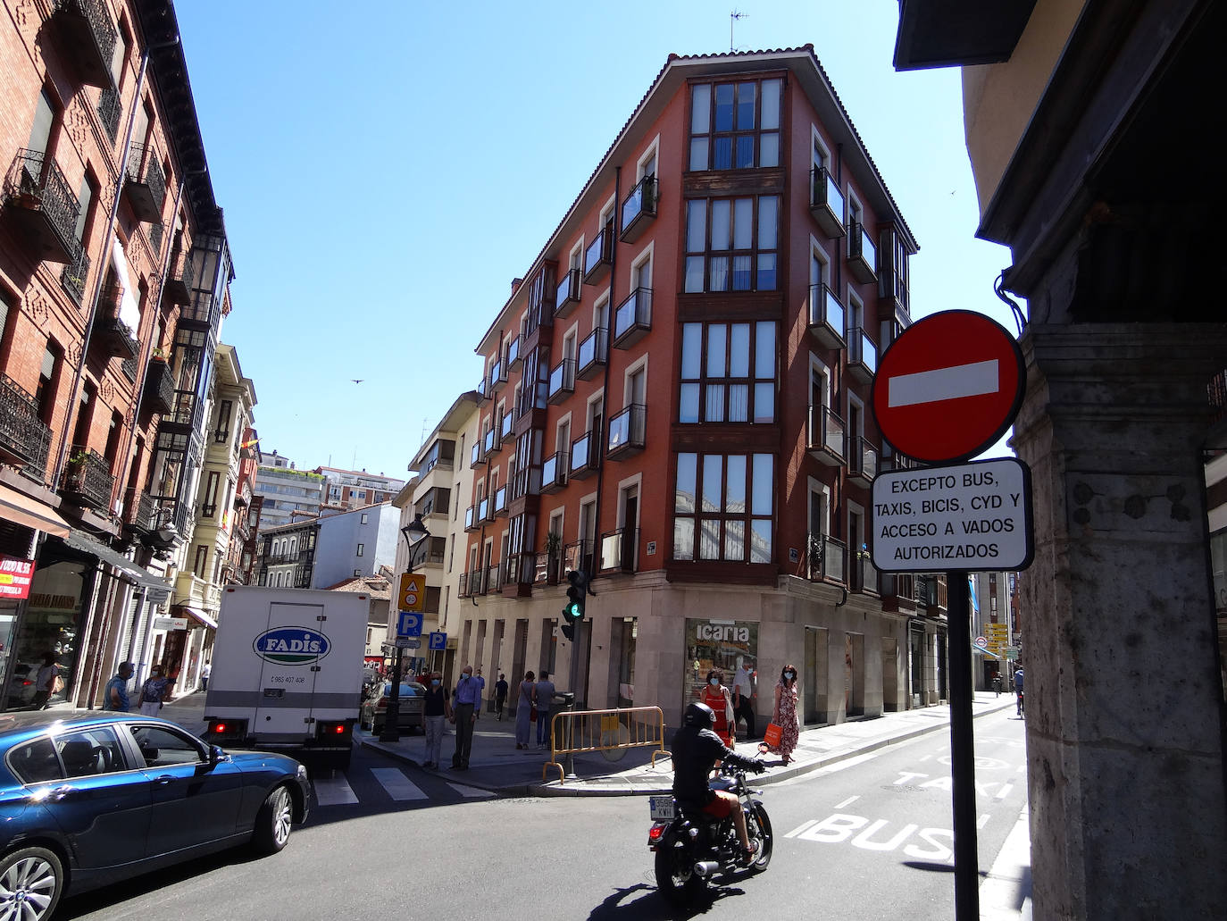 Fotos: Atascos y obras por la puesta en marcha del carril VA-10 exclusivo para autobuses y taxis en el centro de Valladolid