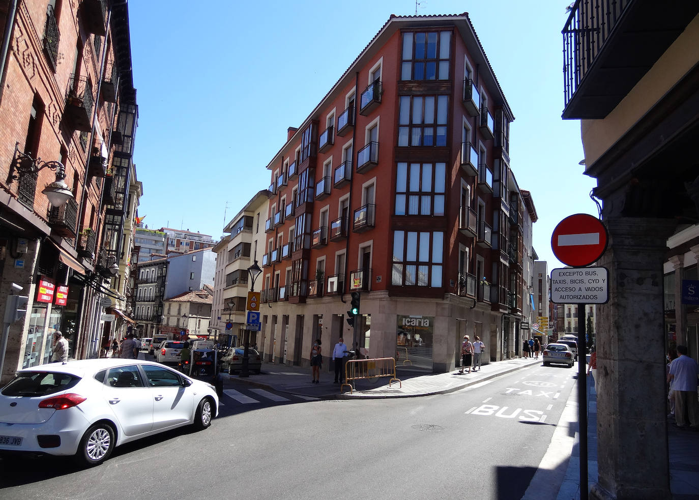 Fotos: Atascos y obras por la puesta en marcha del carril VA-10 exclusivo para autobuses y taxis en el centro de Valladolid