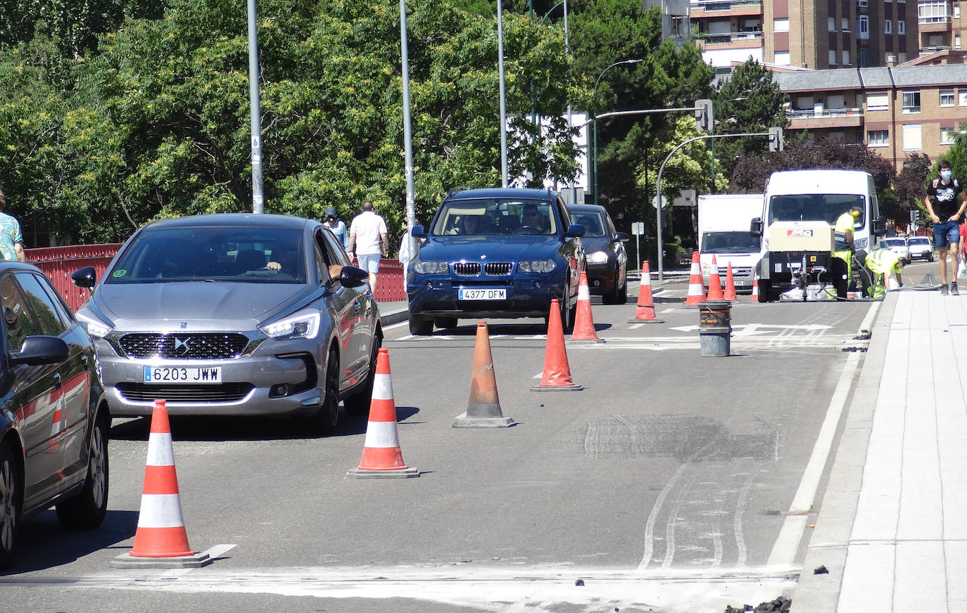 Fotos: Atascos y obras por la puesta en marcha del carril VA-10 exclusivo para autobuses y taxis en el centro de Valladolid