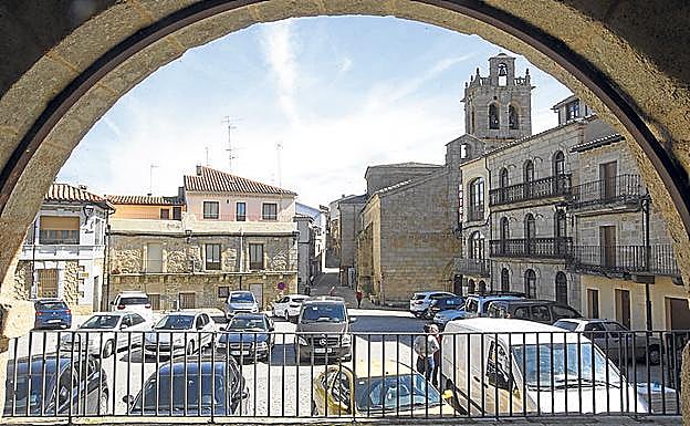 Imagen principal - Arriba, Plaza Mayor de Fermoselle vista a través de un arco. Al fondo, la iglesia de Nuestra Señora de la Asunción; detalle de la reja de un balcón e interior de una bodega subterránea.