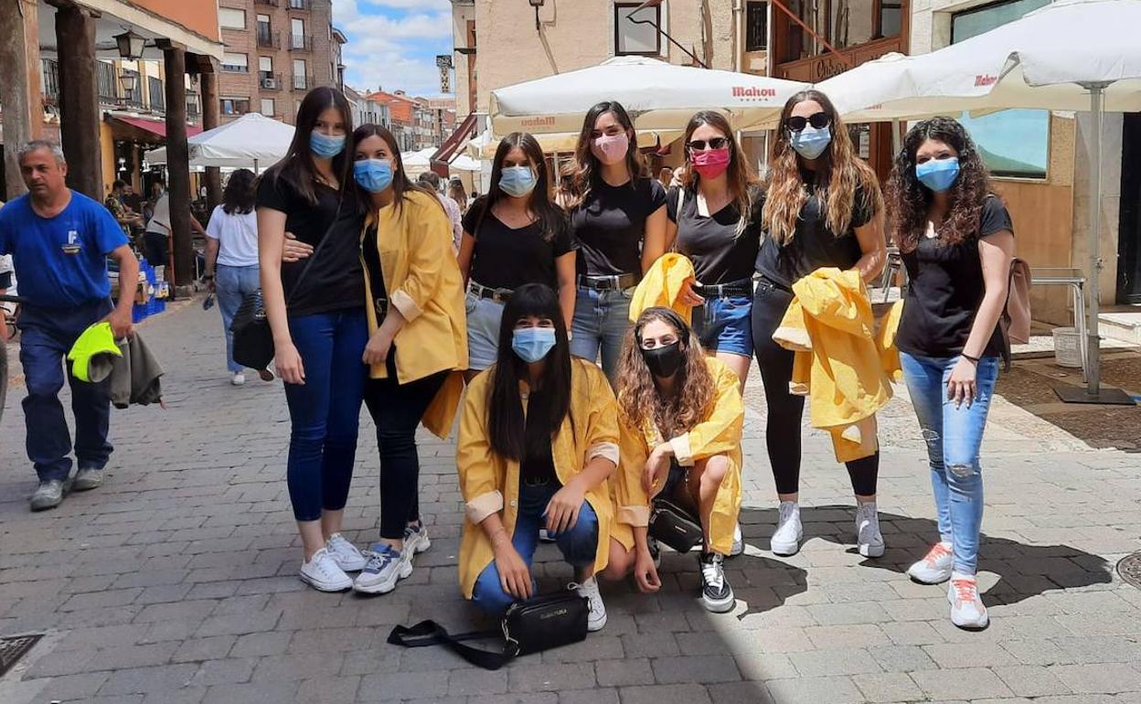 Peñistas de Medina de Rioseco que pusieron el toque festivo a las calles pese a la suspensión de las fiestas de San Juan Bautista.