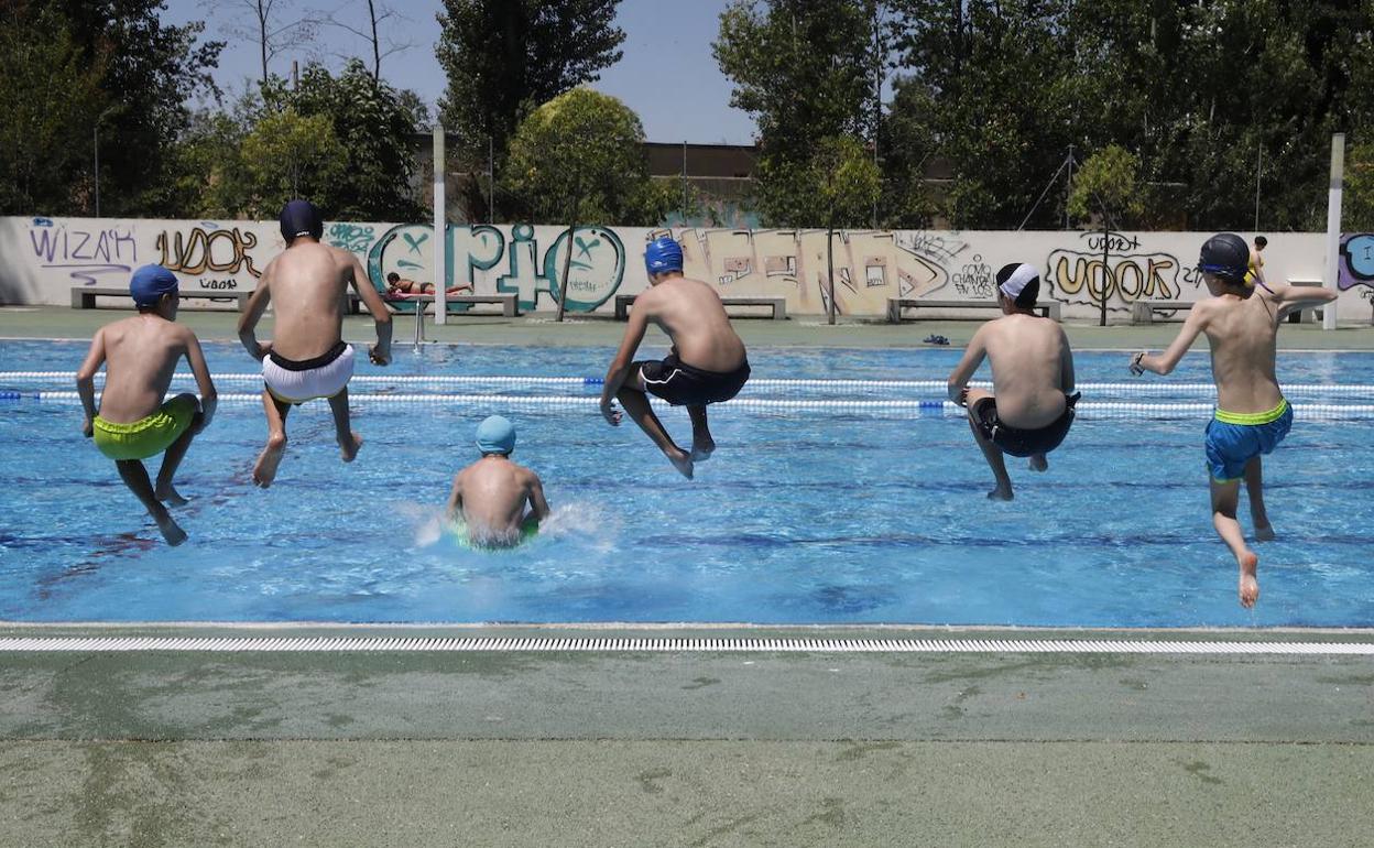 Un grupo de jóvenes se zambulle ayer en la piscina del Sotillo.