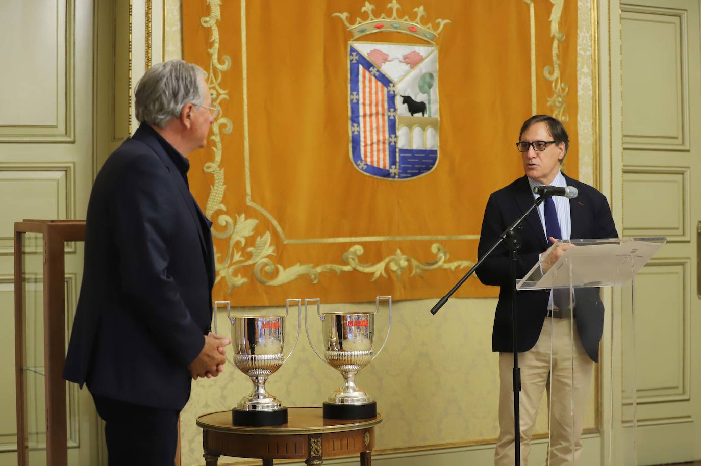 Jorge D´Alessandro dona a Salamanca los dos Trofeos Zamora de las temporadas 74-75 y 76-77 