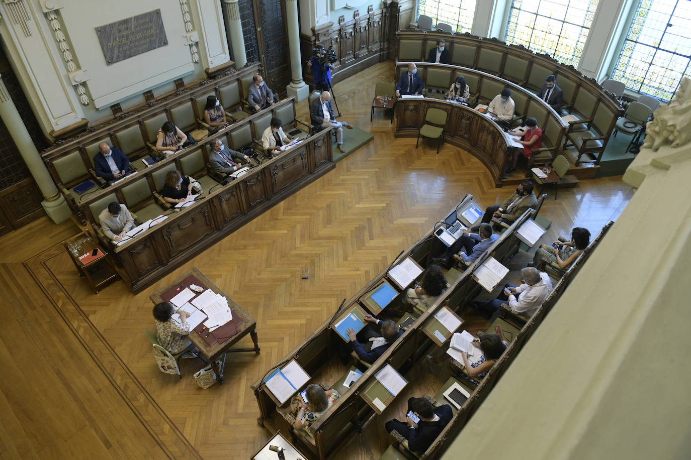 Un nuevo 'toma y daca' entre todos los grupos municipales y Vox, en una sala plenaria en la que los concejales reubicaron sus asientos para mantener la distancia de seguridad y sin la presencia de los medios de comunicación en el centro de la misma