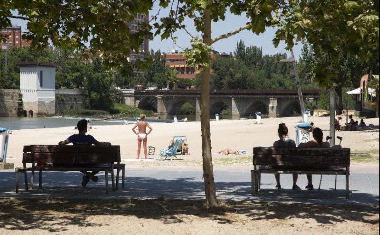 Usuarios a la sombra en la playa de Las Moreras.