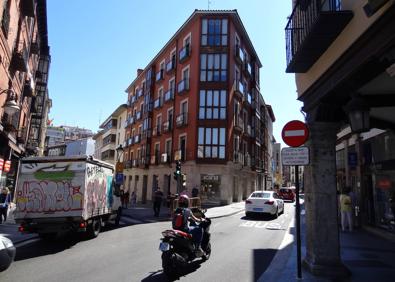 Imagen secundaria 1 - Colas antes del cruce de la Bajada de la Libertad y la señal que prohíbe circular hacia Cánovas del Castillo (debajo a la izquierda). A la derecha, el carril bus en la plaza de Poniente.