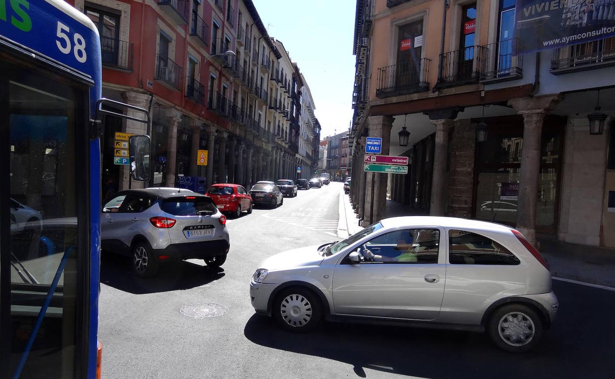 Retenciones en el carril izquierdo hacia la Bajada de la Libertad y coches reteniendo al autobús (circula por el carril prioritario) al incorporarse desde Duque de la Victoria