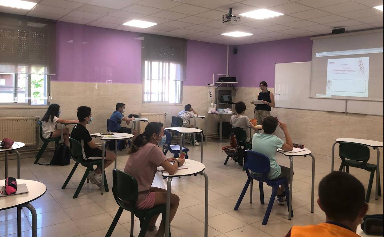 Alumnos asistentes a las clases de refuerzo en el Colegio Salesiano San José. 