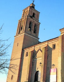 Imagen secundaria 2 - Arriba, lápidas de piedra; pila bautismal y La torre de la Iglesia marca el perfil de la villa. 