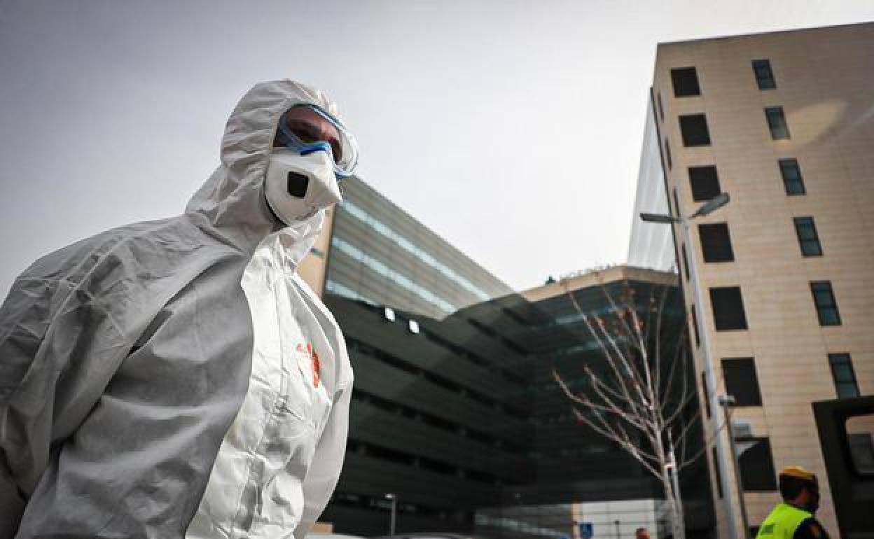 Un sanitario con un traje de protección. 