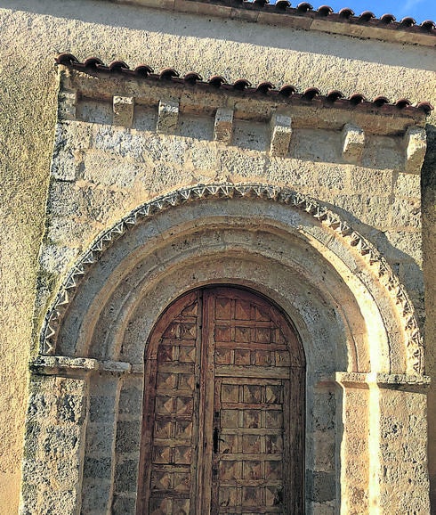 Portada románica de la iglesia de Nuestra Señora de la Asunción.