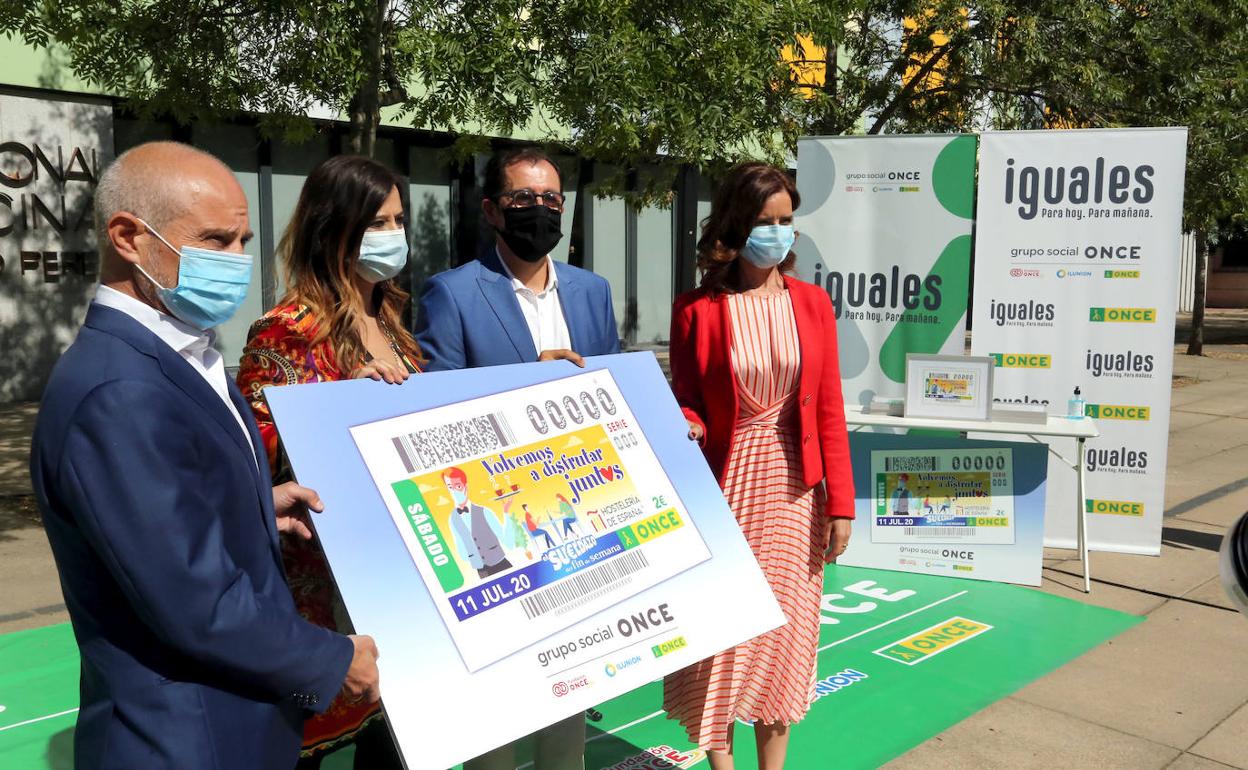 Presentación del cupón dedicado a la hostelería, con la consejera de Empleo, Ana Carlota Amigo, al fondo. 