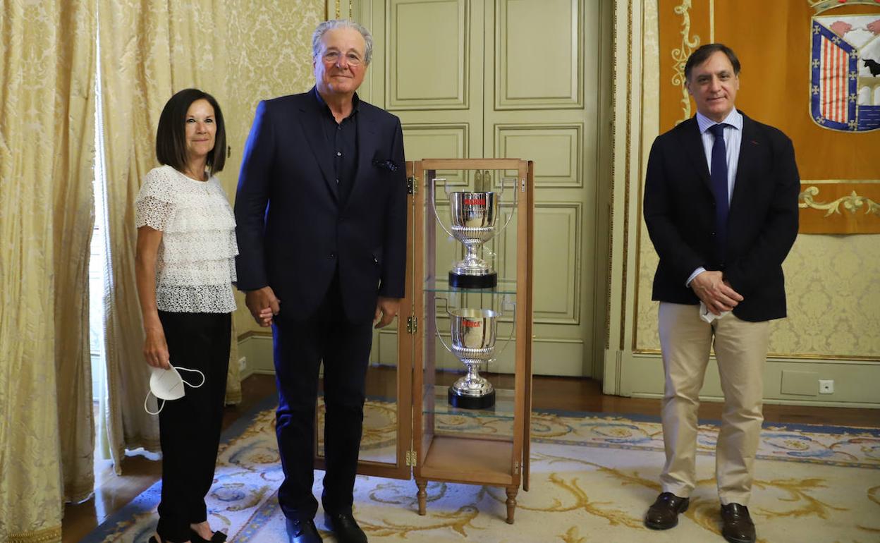 Jorge D'Alessandro y su esposa posan con los trofeos donados junto al alcalde de Salamanca. 