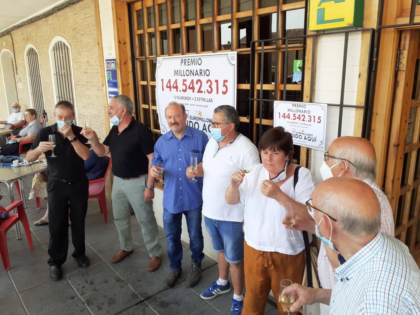 Los miembros de la peña de Mayorga celebran el premio.